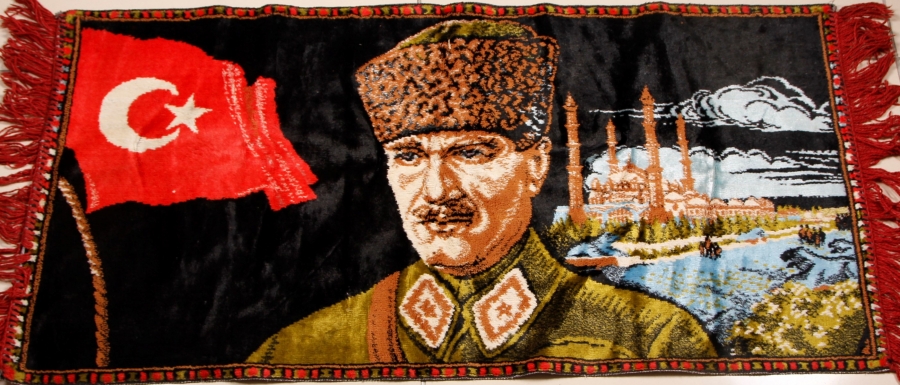 thumbATATÜRK HALI 113 x 49 cm.